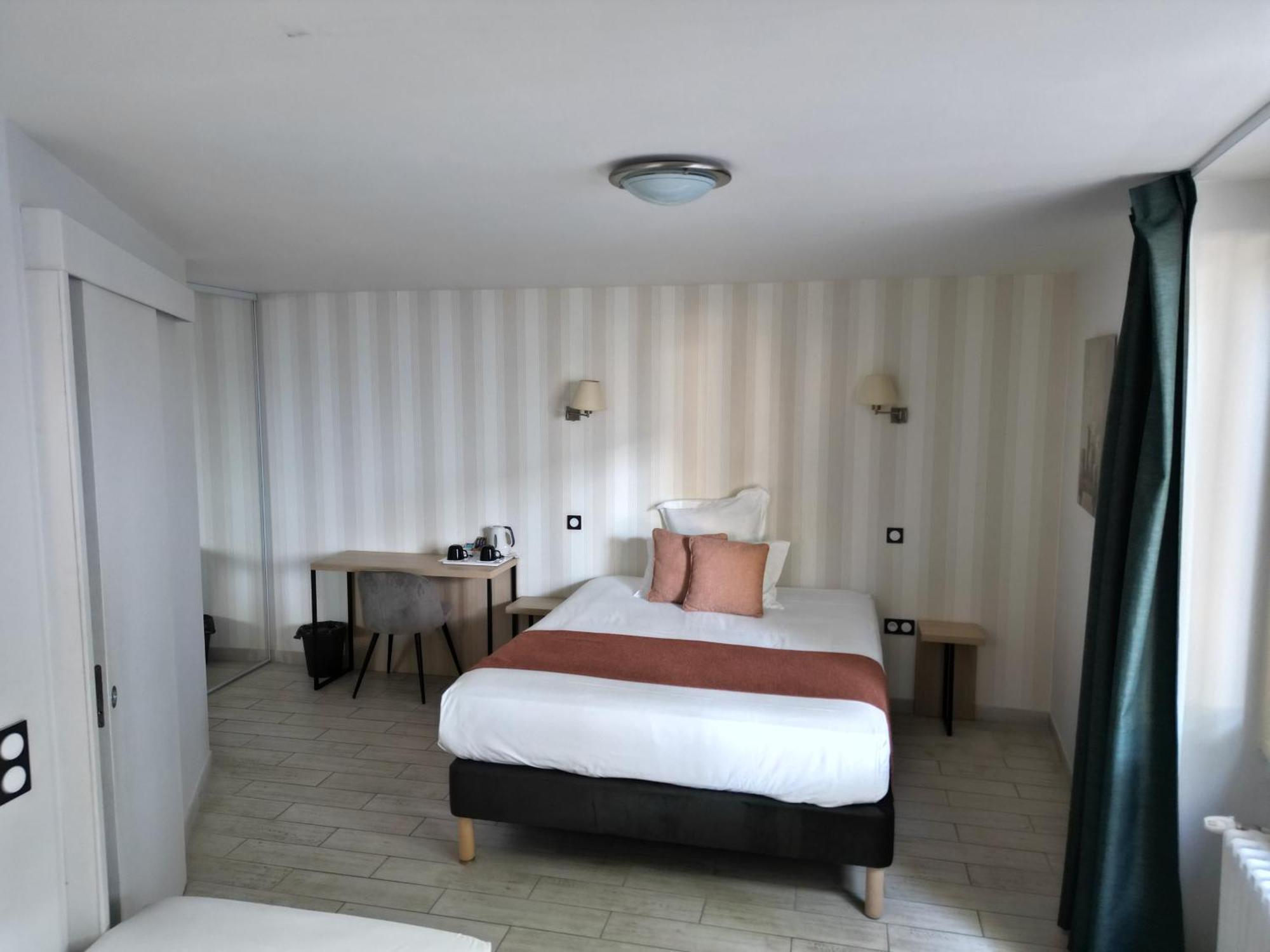 Contact Hotel Les Platanes Villeneuve Sur Lot Centre Exterior photo