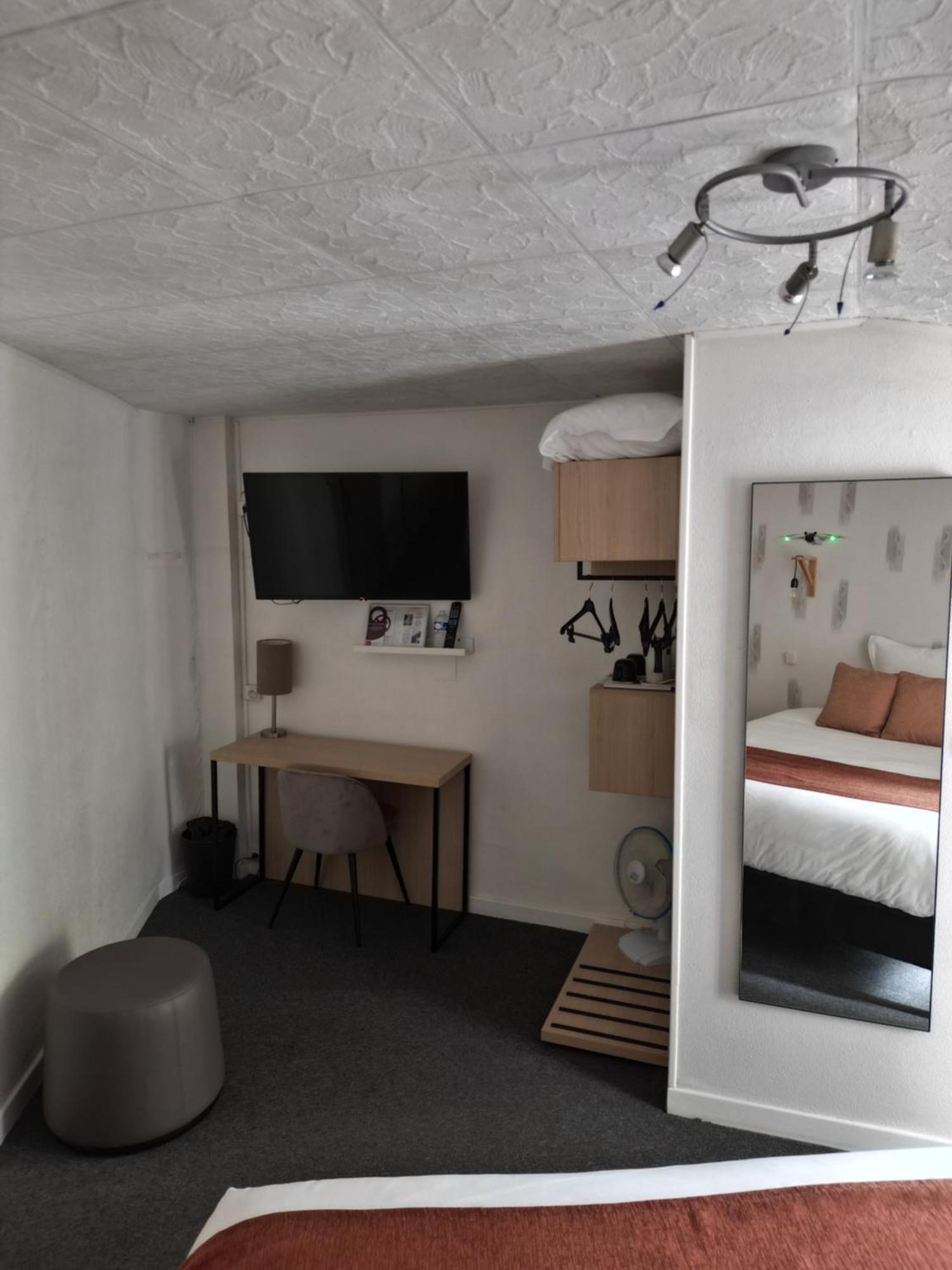 Contact Hotel Les Platanes Villeneuve Sur Lot Centre Exterior photo
