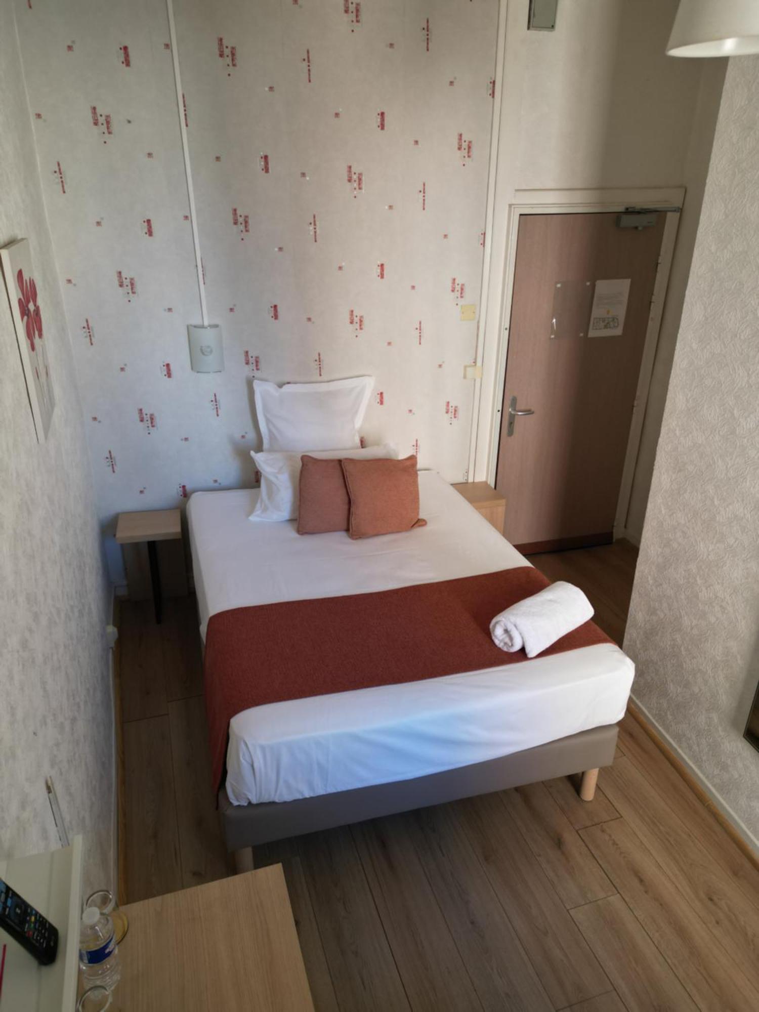 Contact Hotel Les Platanes Villeneuve Sur Lot Centre Exterior photo