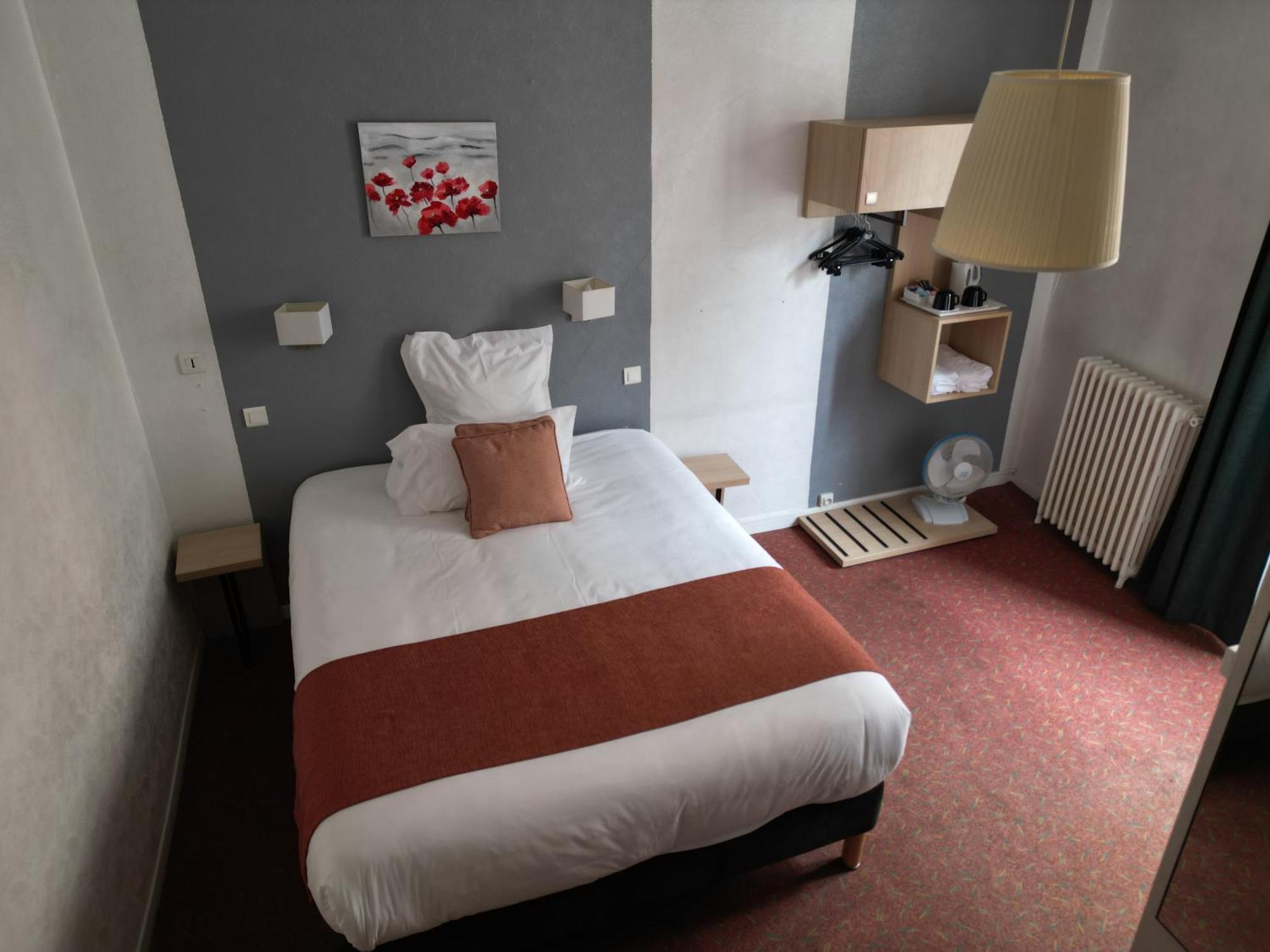 Contact Hotel Les Platanes Villeneuve Sur Lot Centre Exterior photo